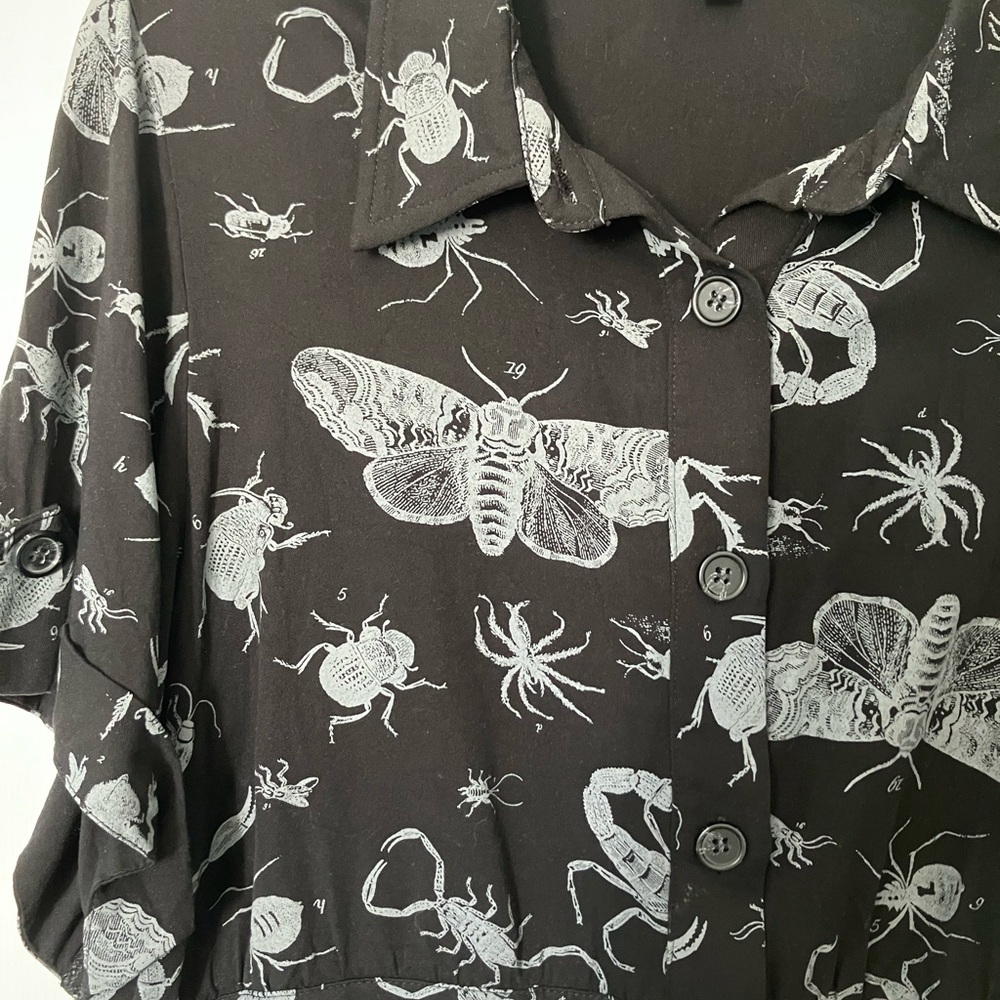 Disturbia Parasite bugs printed cropped button up shirt - Picture 4 of 13